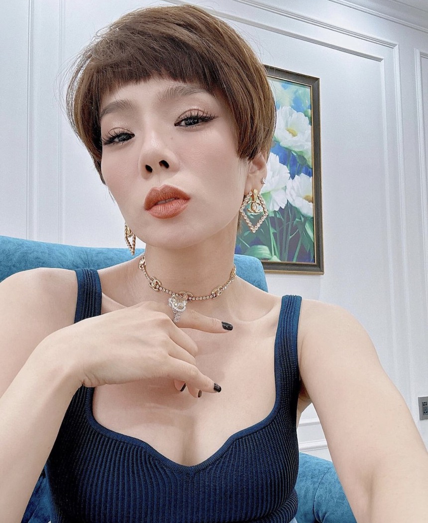 Sao Việt 17/9: Dàn hậu nhà Sen Vàng thắp hương cho các nạn nhân vụ cháy ccmn, Hòa Minzy thấy có lỗi khi không cho con trai gia đình tròn vẹn - Ảnh 6. Sao Việt 17/9: Dàn hậu nhà Sen Vàng thắp hương cho các nạn nhân vụ cháy ccmn, Hòa Minzy thấy có lỗi khi không cho con trai gia đình tròn vẹn - Ảnh 6.