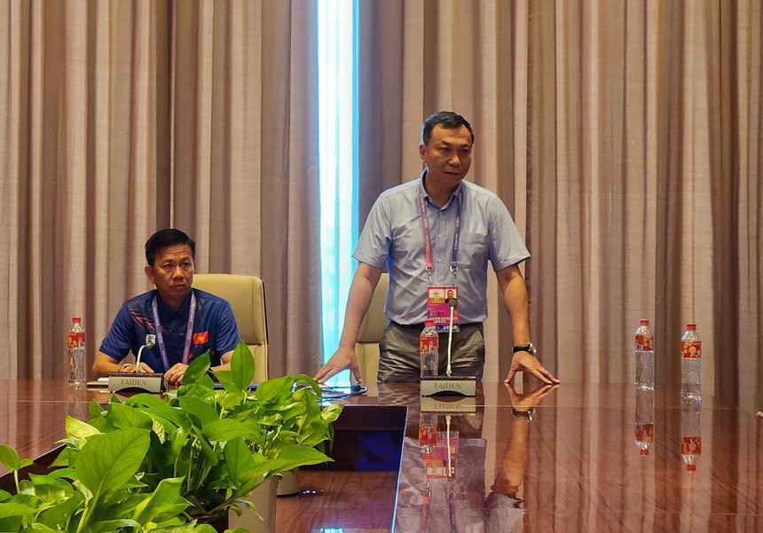 Chủ tịch VFF Trần Quốc Tuấn động viên thầy trò HLV Hoàng Anh Tuấn - Ảnh 2.