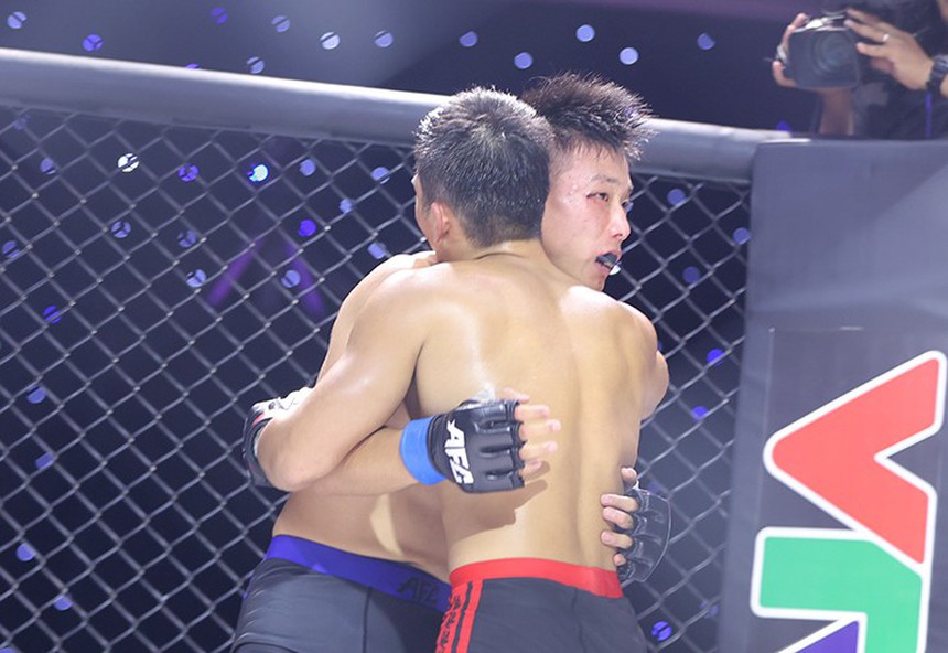 Học trò Nguyễn Trần Duy Nhất đấm sưng mặt đối thủ Trung Quốc ở AFC 28 - Ảnh 2.