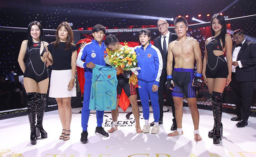 Học trò Nguyễn Trần Duy Nhất đấm sưng mặt đối thủ Trung Quốc ở AFC 28 - Ảnh 3.