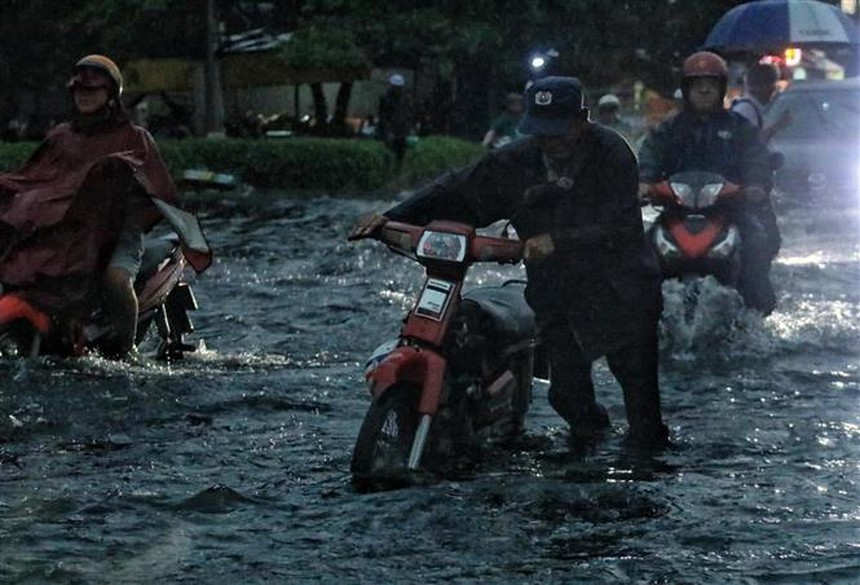 Thời tiết ngày 17/9: Bắc Trung Bộ có mưa rào và dông, cục bộ mưa to - Ảnh 1.