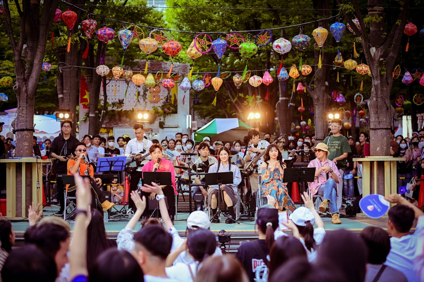 Suni mang 'Sự mập mờ' chinh phục khán giả Nhật Bản - Ảnh 1.