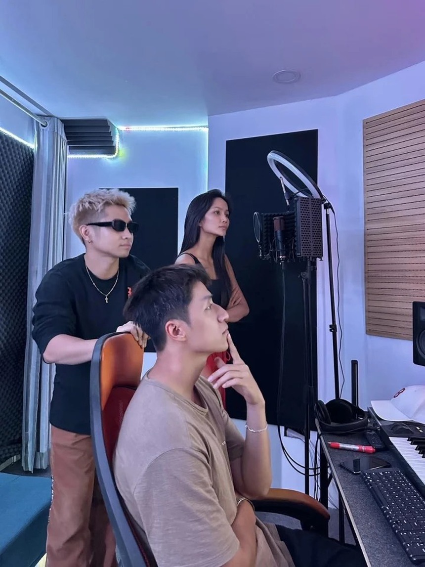 Sao Việt 18/9: Khánh Thi bị ảnh hưởng sức khỏe sau sinh lần 3, Tiểu Vy 'chối đây đẩy' khi bắt được hoa cưới - Ảnh 7.