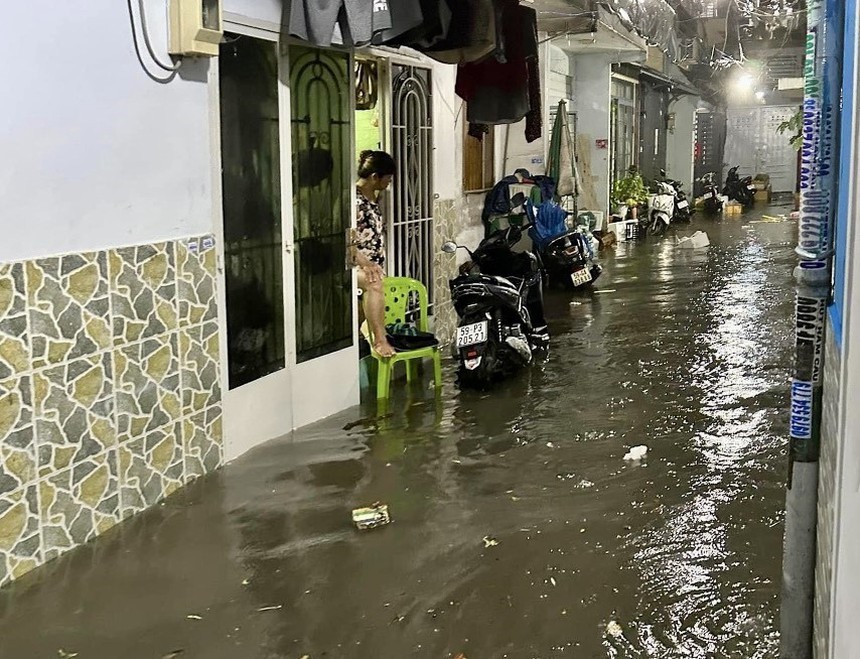 Mưa từ chiều đến tối, Thành phố Hồ Chí Minh ngập nặng - Ảnh 4.