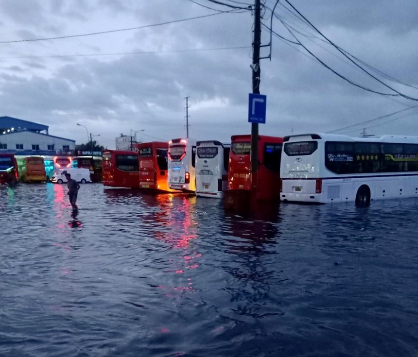 Mưa từ chiều đến tối, Thành phố Hồ Chí Minh ngập nặng - Ảnh 2.