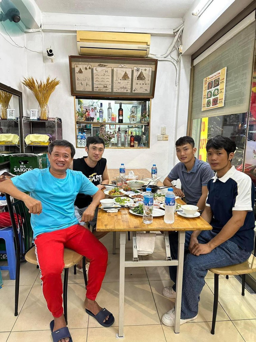 Nhà vô địch marathon Hoàng Nguyên Thanh trở thành thầy mới của 'người hùng' vụ cháy chung cư mini - Ảnh 2.