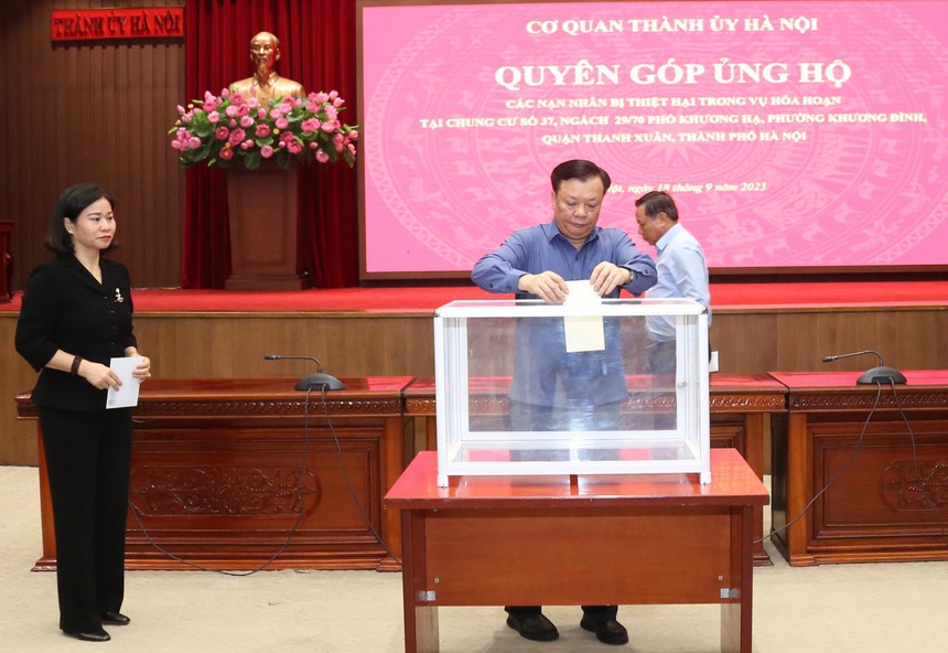 Bí thư Thành ủy Hà Nội dự tưởng niệm và quyên góp ủng hộ nạn nhân vụ cháy chung cư mi ni ở quận Thanh Xuân - Ảnh 2. Bí thư Thành ủy Hà Nội dự tưởng niệm và quyên góp ủng hộ nạn nhân vụ cháy chung cư mi ni ở quận Thanh Xuân - Ảnh 2.