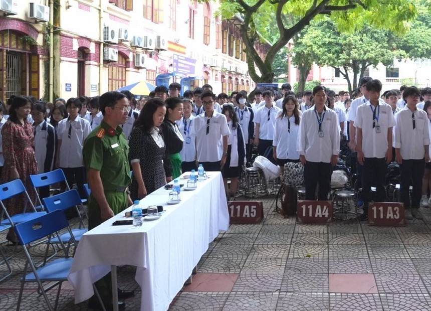 Bí thư Thành ủy Hà Nội dự tưởng niệm và quyên góp ủng hộ nạn nhân vụ cháy chung cư mi ni ở quận Thanh Xuân - Ảnh 9. Bí thư Thành ủy Hà Nội dự tưởng niệm và quyên góp ủng hộ nạn nhân vụ cháy chung cư mi ni ở quận Thanh Xuân - Ảnh 9.