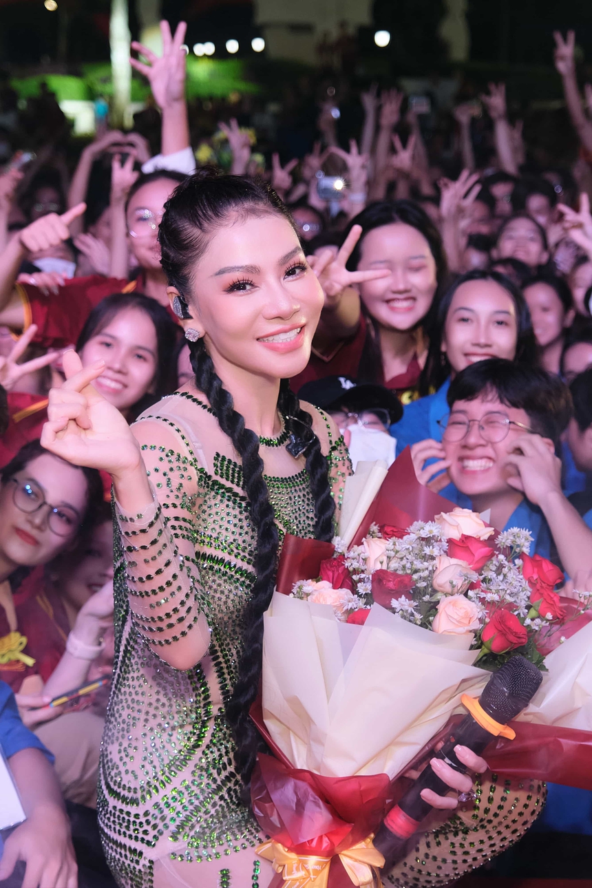 Thu Minh hát từ xe lên sân khấu, khéo léo xử lý sự cố khi bị tắt lúc diễn - Ảnh 4.