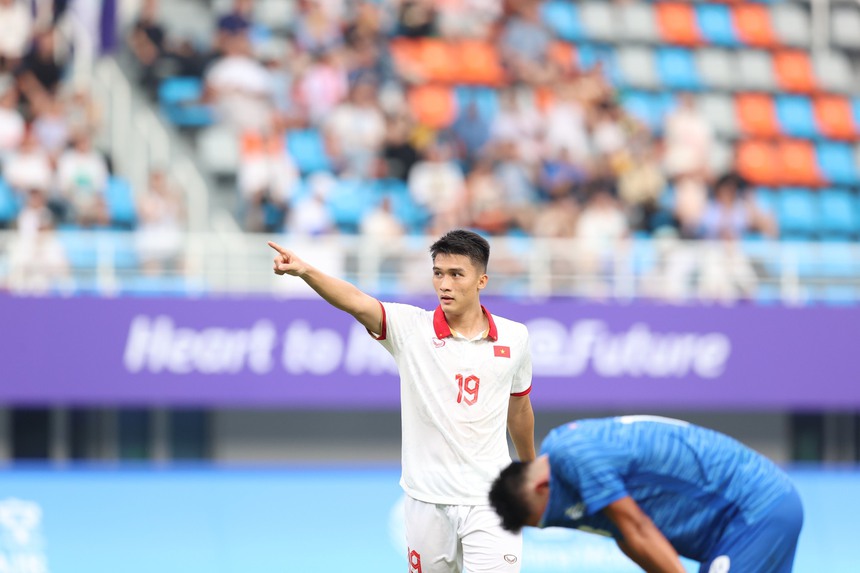 Bảng B môn bóng đá nam ASIAD 19: Olympic Việt Nam 4-2 Olympic Mông Cổ: Hài lòng một nửa! - Ảnh 1. Bảng B môn bóng đá nam ASIAD 19: Olympic Việt Nam 4-2 Olympic Mông Cổ: Hài lòng một nửa! - Ảnh 1.