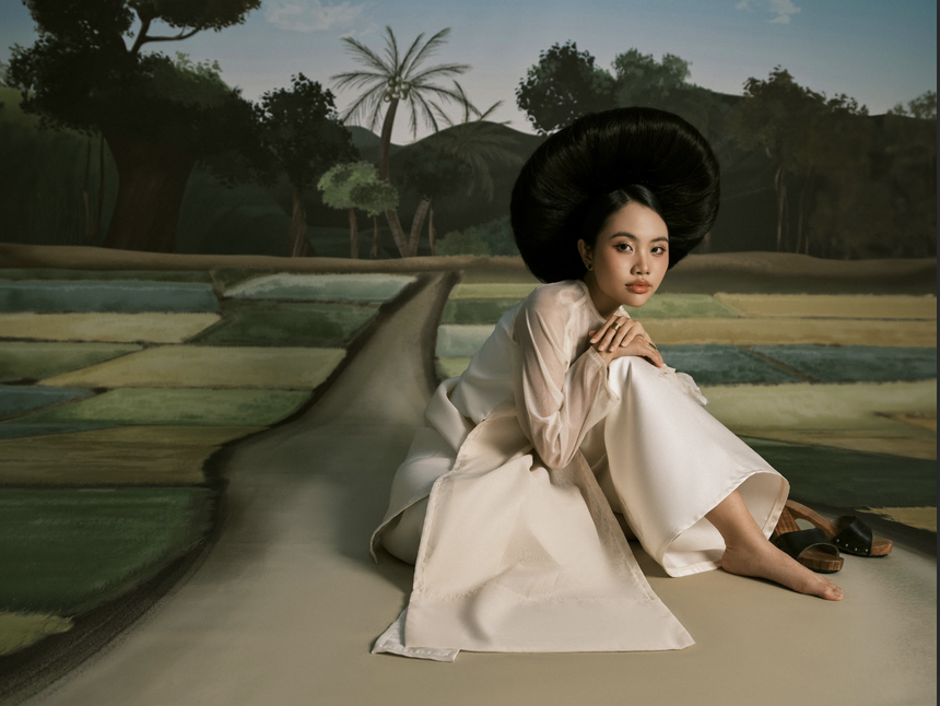 Phương Mỹ Chi tuổi 20 đã kỷ niệm 10 năm làm nghề, dấu ấn cá nhân đậm nét ở “Vũ Trụ Cò Bay” - Ảnh 2.