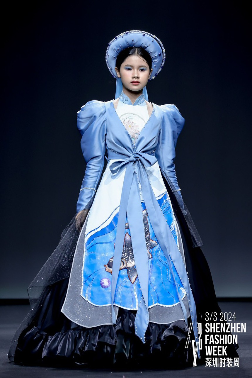 Mẫu nhí 13 tuổi Thuỷ Tiên trình diễn trang phục của NTK Phạm Trần Thu Hằng ở Thâm Quyến - Ảnh 1.