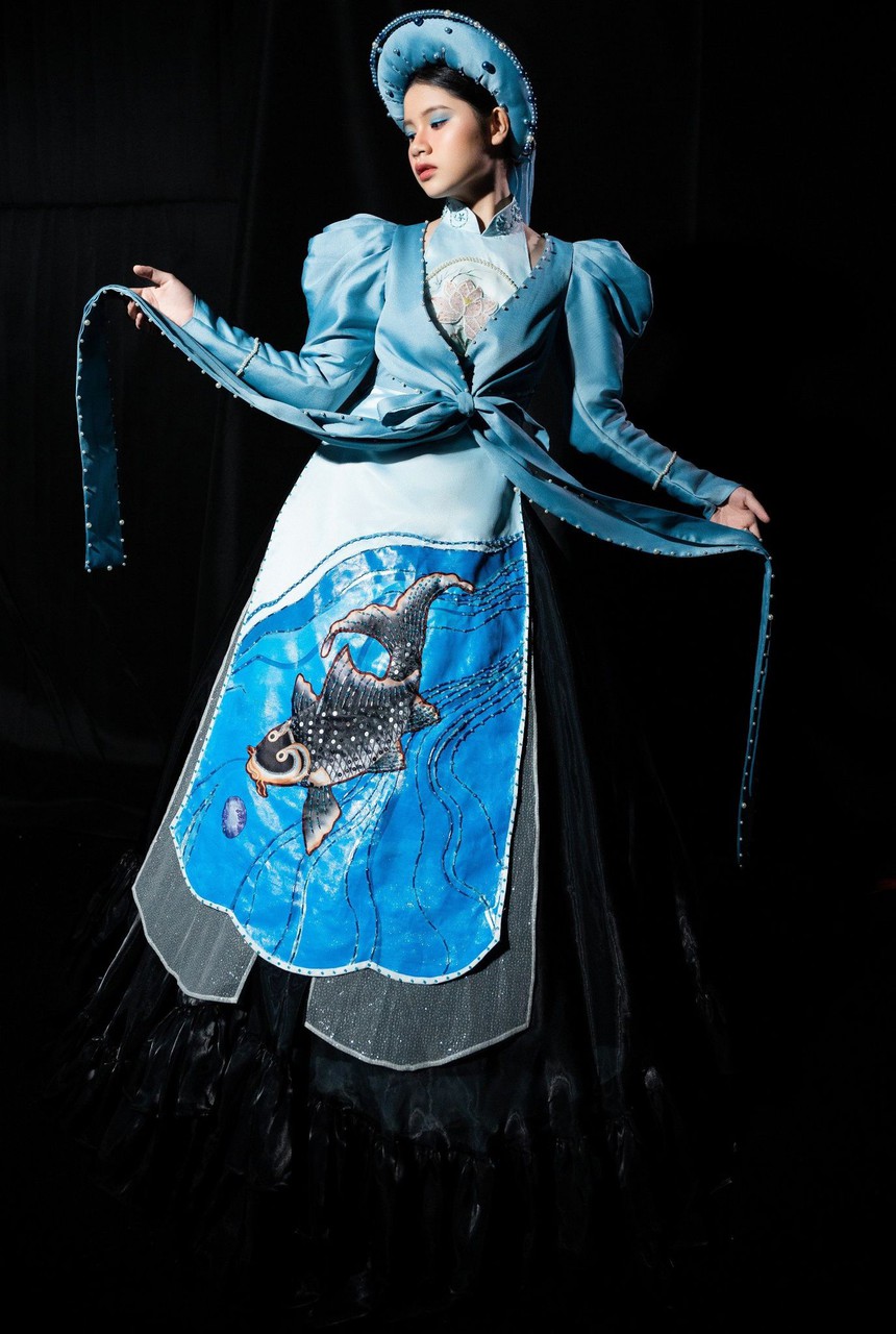 Mẫu nhí 13 tuổi Thuỷ Tiên trình diễn trang phục của NTK Phạm Trần Thu Hằng ở Thâm Quyến - Ảnh 3.