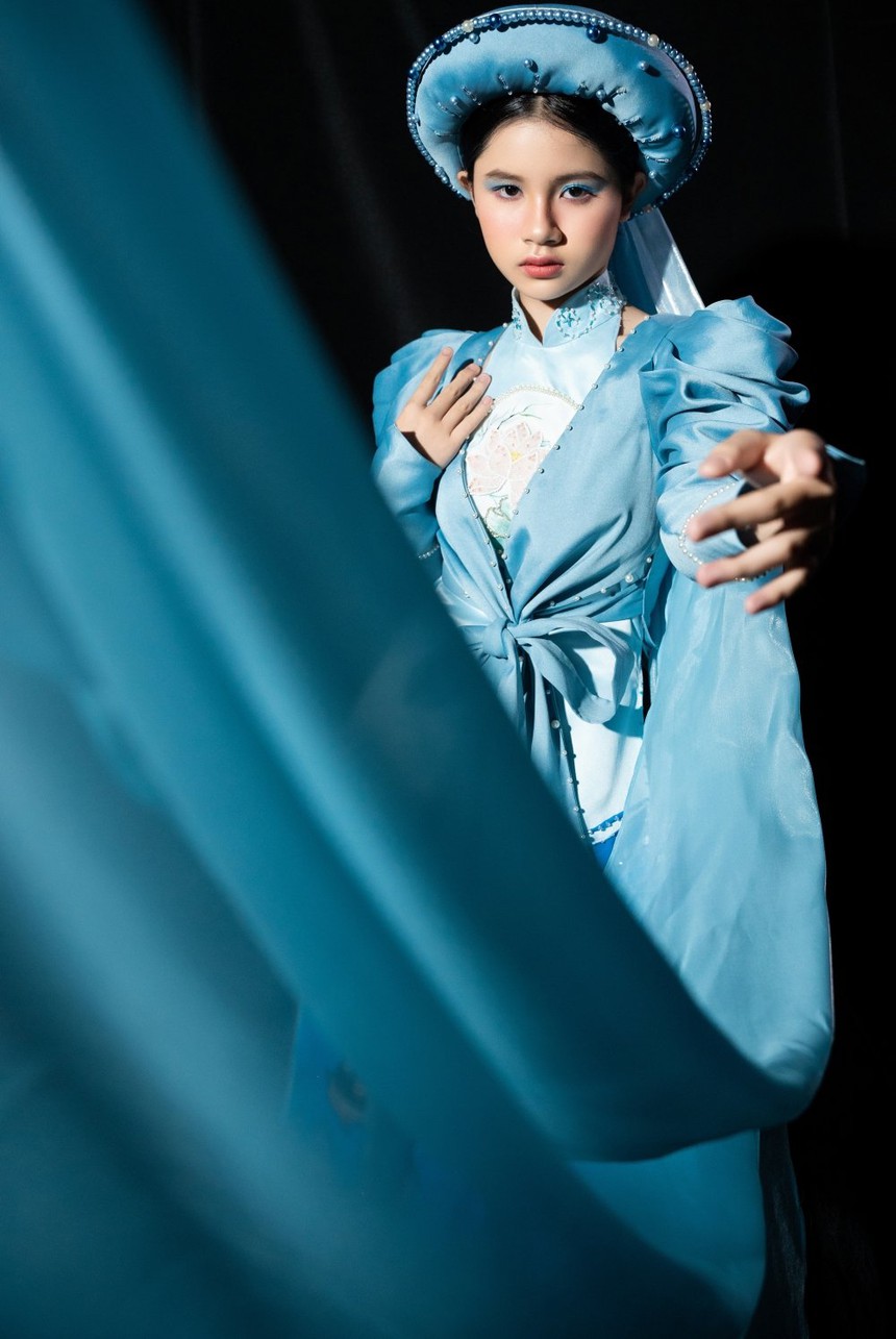 Mẫu nhí 13 tuổi Thuỷ Tiên trình diễn trang phục của NTK Phạm Trần Thu Hằng ở Thâm Quyến - Ảnh 4.