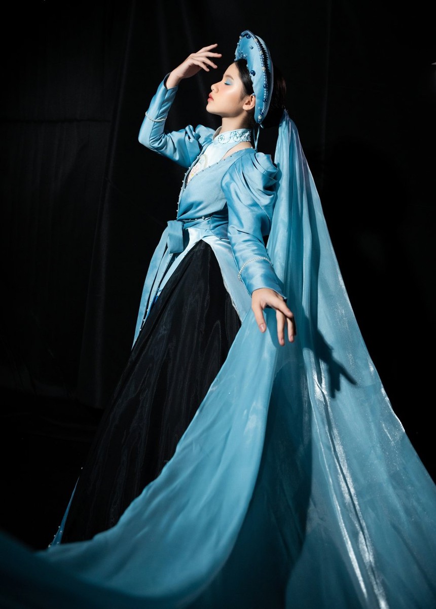 Mẫu nhí 13 tuổi Thuỷ Tiên trình diễn trang phục của NTK Phạm Trần Thu Hằng ở Thâm Quyến - Ảnh 5.