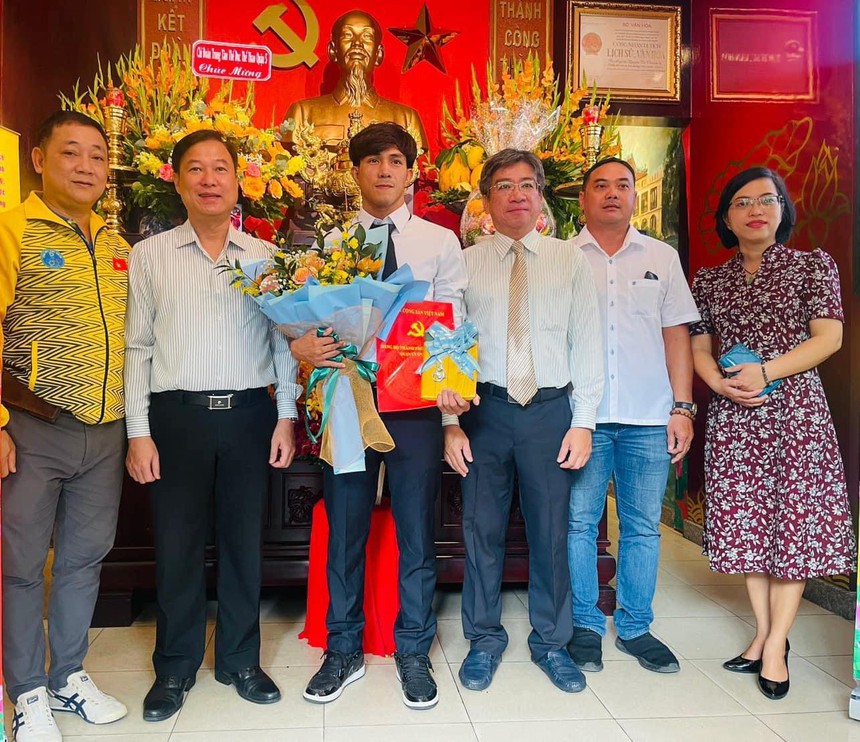 Nguyễn Trần Duy Nhất nhận vinh dự lớn khi được kết nạp Đảng - Ảnh 3.