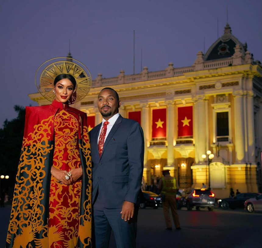 NTK thời trang nổi tiếng Hollywood Jovana Benoit mặc áo dài của NTK Vũ Lan Anh dự Lễ kỷ niệm Quốc khánh 2/9 - Ảnh 1. NTK thời trang nổi tiếng Hollywood Jovana Benoit mặc áo dài của NTK Vũ Lan Anh dự Lễ kỷ niệm Quốc khánh 2/9 - Ảnh 1.