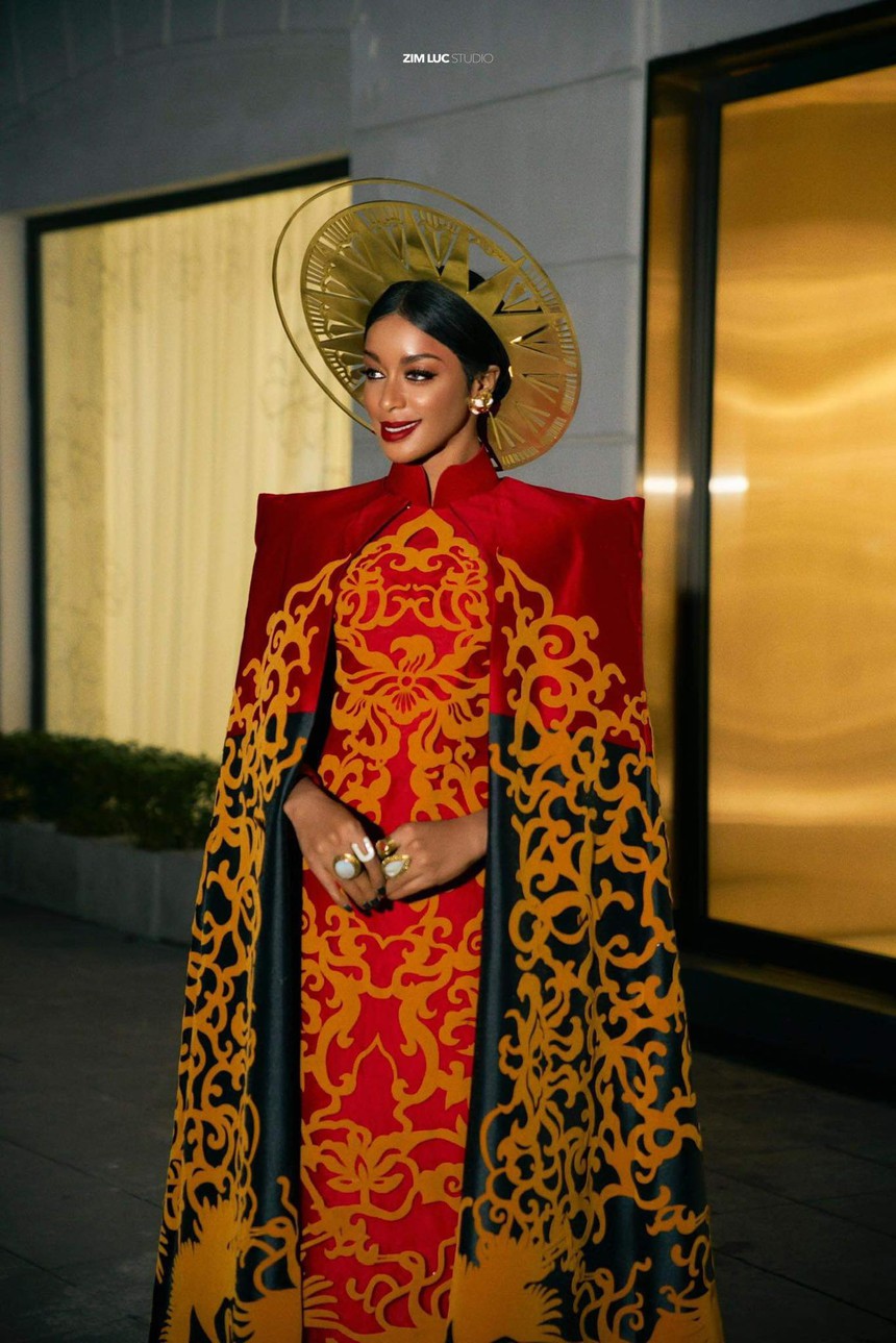 NTK thời trang nổi tiếng Hollywood Jovana Benoit mặc áo dài của NTK Vũ Lan Anh dự Lễ kỷ niệm Quốc khánh 2/9 - Ảnh 2. NTK thời trang nổi tiếng Hollywood Jovana Benoit mặc áo dài của NTK Vũ Lan Anh dự Lễ kỷ niệm Quốc khánh 2/9 - Ảnh 2.