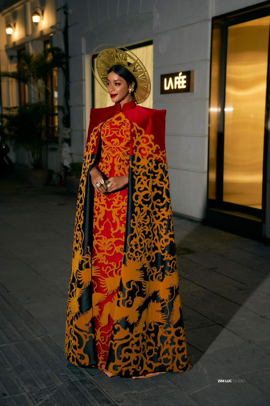 NTK thời trang nổi tiếng Hollywood Jovana Benoit mặc áo dài của NTK Vũ Lan Anh dự Lễ kỷ niệm Quốc khánh 2/9 - Ảnh 3. NTK thời trang nổi tiếng Hollywood Jovana Benoit mặc áo dài của NTK Vũ Lan Anh dự Lễ kỷ niệm Quốc khánh 2/9 - Ảnh 3.