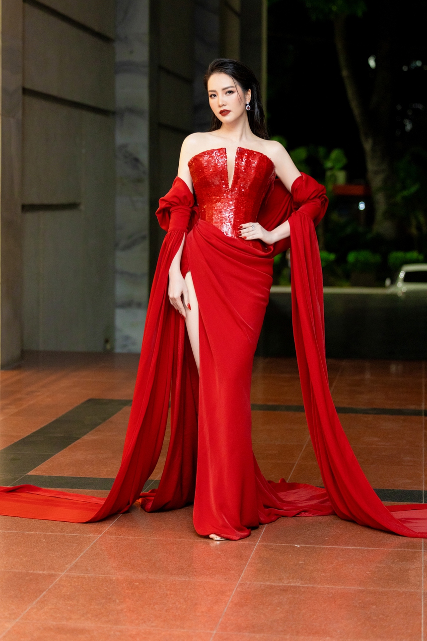 Á hậu Thuỵ Vân: 10 năm kết hôn nhưng ông xã doanh nhân vẫn là một 'ẩn số' - Ảnh 1. Á hậu Thuỵ Vân: 10 năm kết hôn nhưng ông xã doanh nhân vẫn là một 'ẩn số' - Ảnh 1.