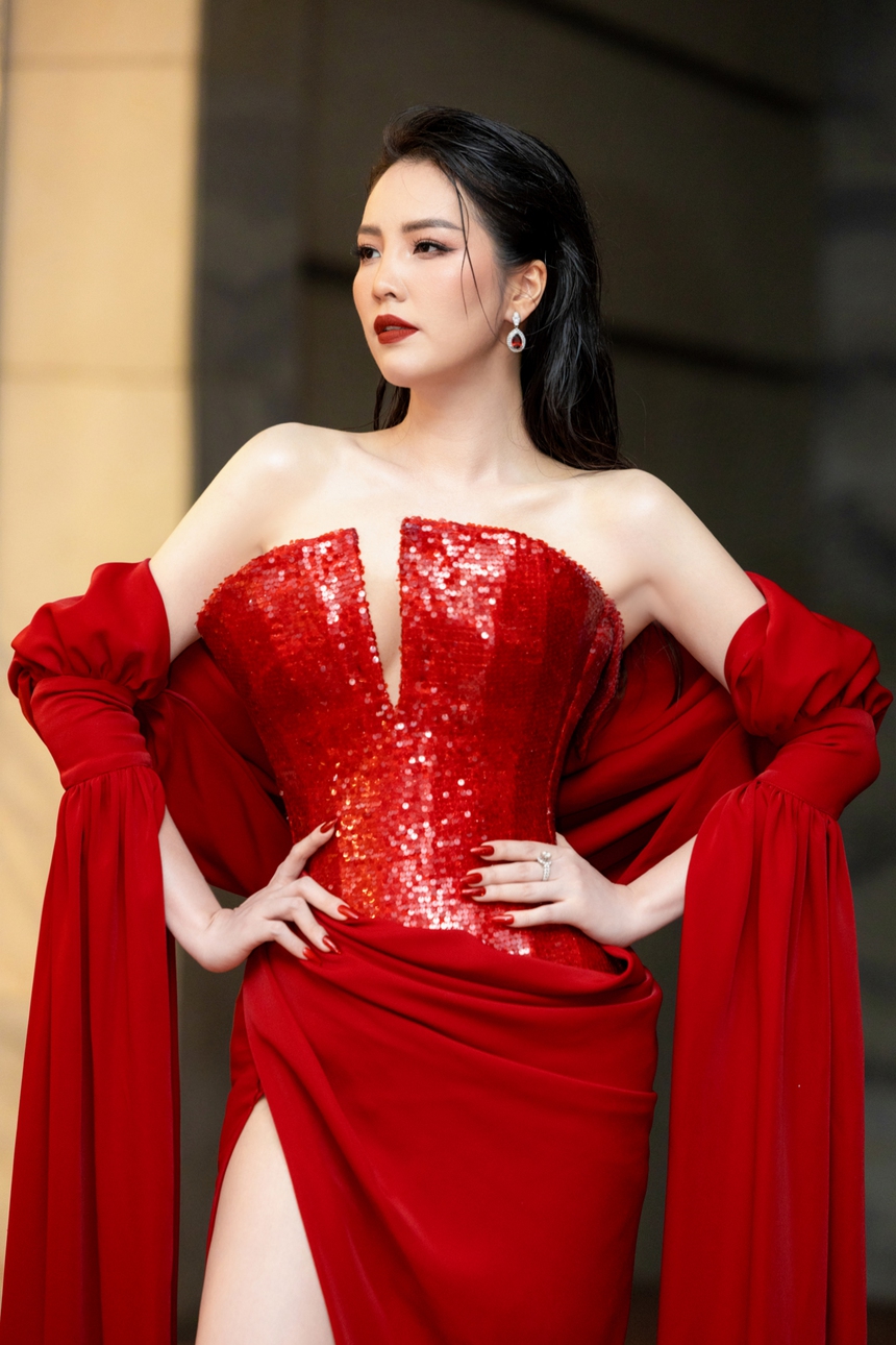 Á hậu Thuỵ Vân: 10 năm kết hôn nhưng ông xã doanh nhân vẫn là một 'ẩn số' - Ảnh 3. Á hậu Thuỵ Vân: 10 năm kết hôn nhưng ông xã doanh nhân vẫn là một 'ẩn số' - Ảnh 3.