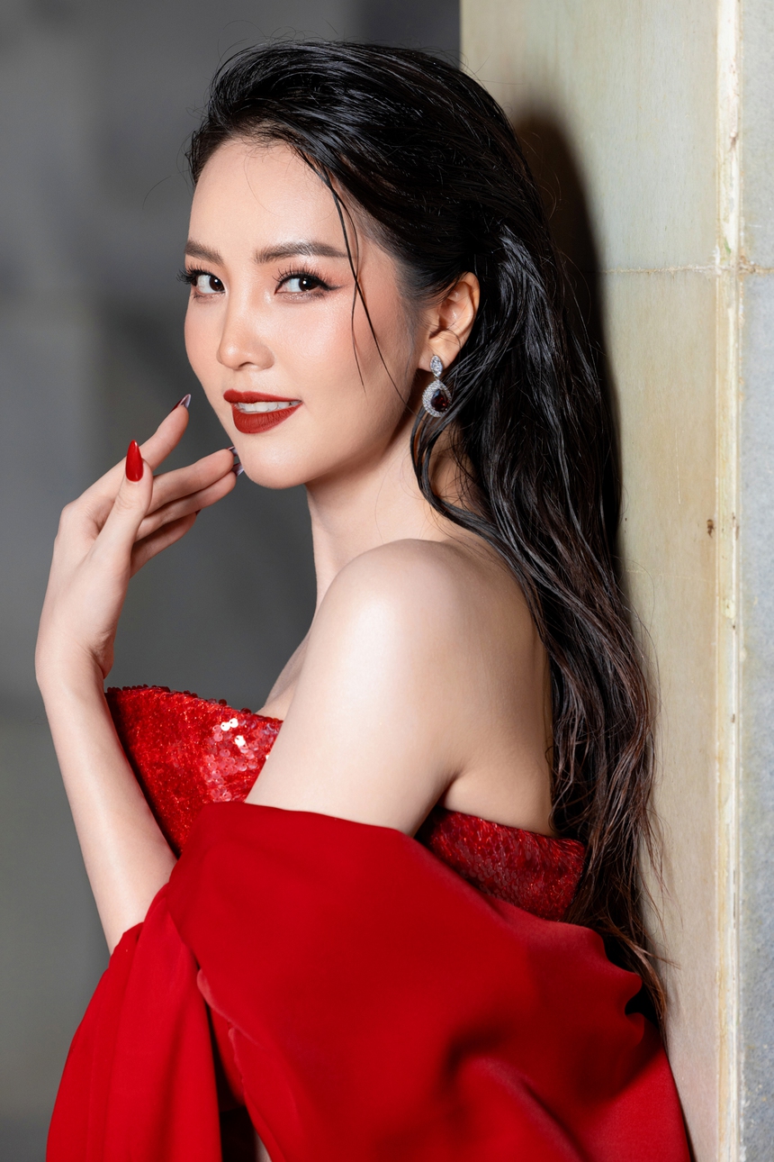 Á hậu Thuỵ Vân: 10 năm kết hôn nhưng ông xã doanh nhân vẫn là một 'ẩn số' - Ảnh 4. Á hậu Thuỵ Vân: 10 năm kết hôn nhưng ông xã doanh nhân vẫn là một 'ẩn số' - Ảnh 4.