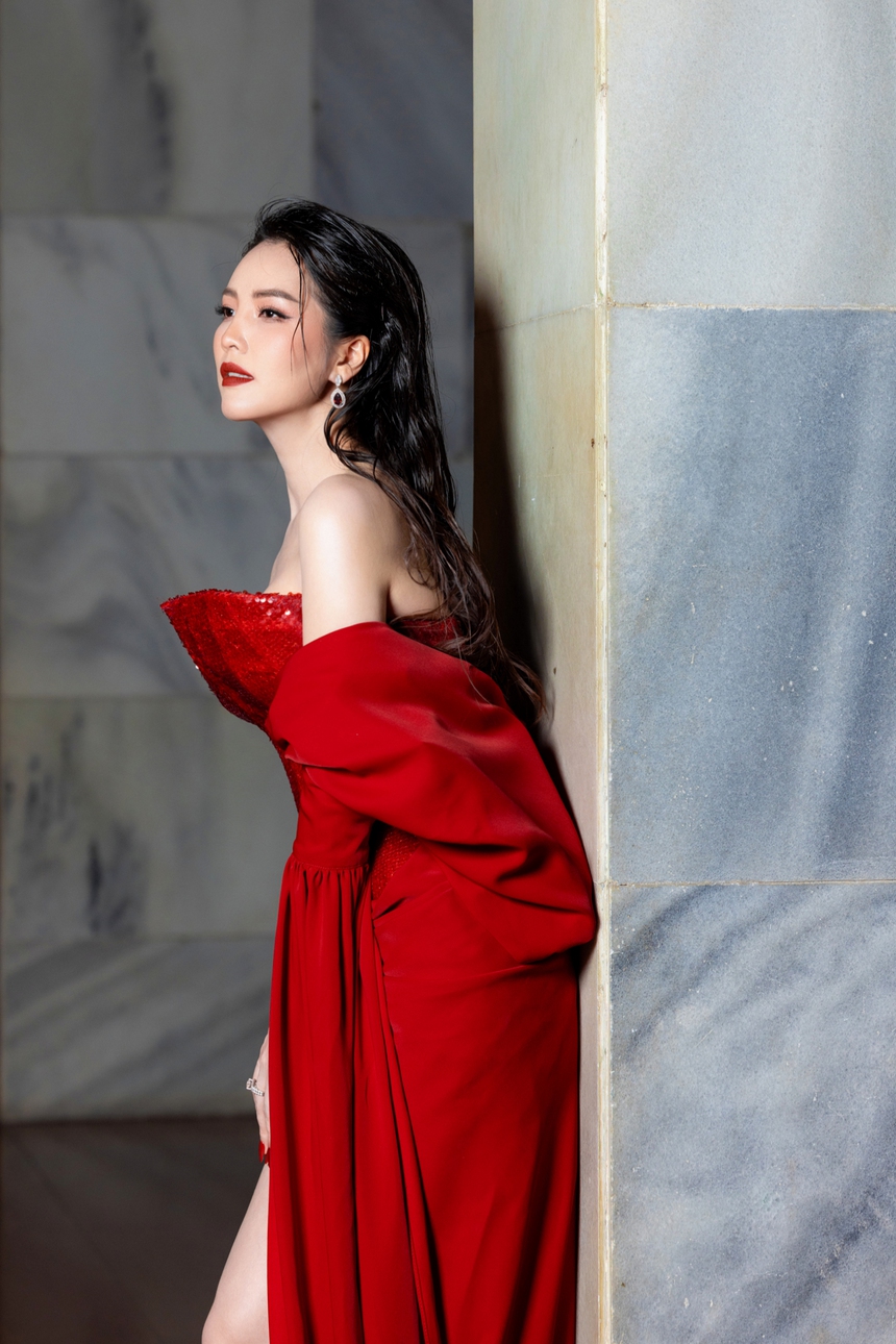 Á hậu Thuỵ Vân: 10 năm kết hôn nhưng ông xã doanh nhân vẫn là một 'ẩn số' - Ảnh 5. Á hậu Thuỵ Vân: 10 năm kết hôn nhưng ông xã doanh nhân vẫn là một 'ẩn số' - Ảnh 5.