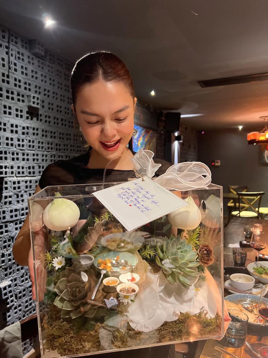 Phạm Quỳnh Anh công khai tình tứ bên cạnh bạn trai kém tuổi  - Ảnh 4.