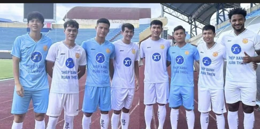 Văn Toàn đã ra mắt Nam Định, CĐV phát hiện điều kì lạ khi chụp ảnh chung với đồng đội mới - Ảnh 2. Văn Toàn đã ra mắt Nam Định, CĐV phát hiện điều kì lạ khi chụp ảnh chung với đồng đội mới - Ảnh 2.