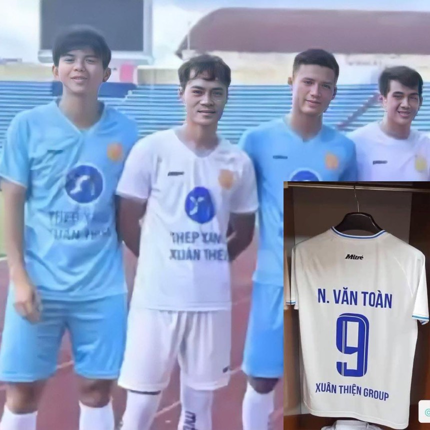 Văn Toàn đã ra mắt Nam Định, CĐV phát hiện điều kì lạ khi chụp ảnh chung với đồng đội mới - Ảnh 3. Văn Toàn đã ra mắt Nam Định, CĐV phát hiện điều kì lạ khi chụp ảnh chung với đồng đội mới - Ảnh 3.