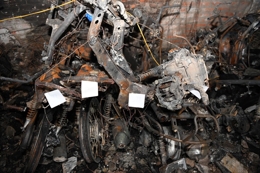 Vụ cháy chung cư mini ở Thanh Xuân, Hà Nội: Nguyên nhân do chập mạch điện bình ắc quy xe máy tại tầng 1 - Ảnh 2.