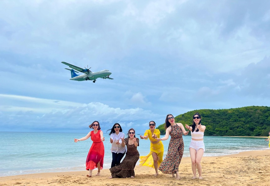 Săn máy bay hạ cánh, lên hình cực ảo ở bãi Đầm Trầu - đặc sản có một không hai tại Côn Đảo - Ảnh 6. Săn máy bay hạ cánh, lên hình cực ảo ở bãi Đầm Trầu - đặc sản có một không hai tại Côn Đảo - Ảnh 6.