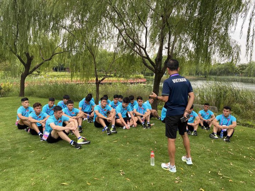 HLV Hoàng Anh Tuấn 'lên lớp' cầu thủ Olympic Việt Nam… 1 tiếng do thái độ thi đấu - Ảnh 2.
