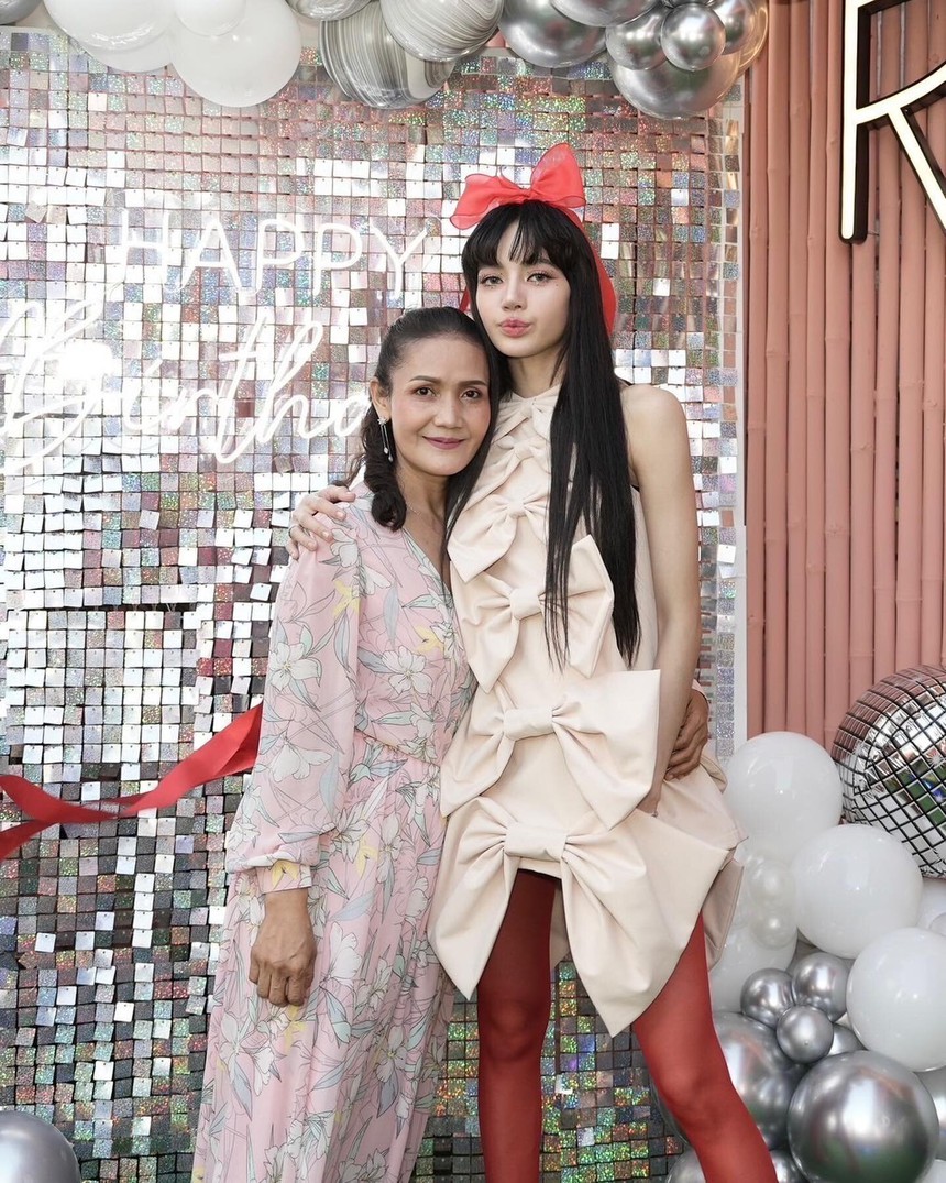 Fan bất ngờ trước tình bạn ấm áp của các bà mẹ nhà Blackpink - Ảnh 1.