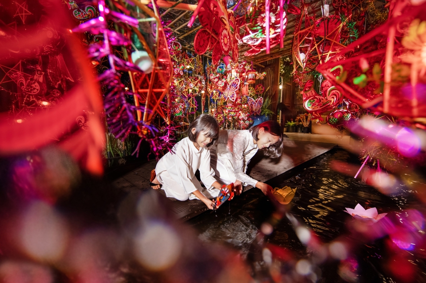 Con đường đèn lồng dài kỷ lục ở Hà Nội - Ảnh 2.