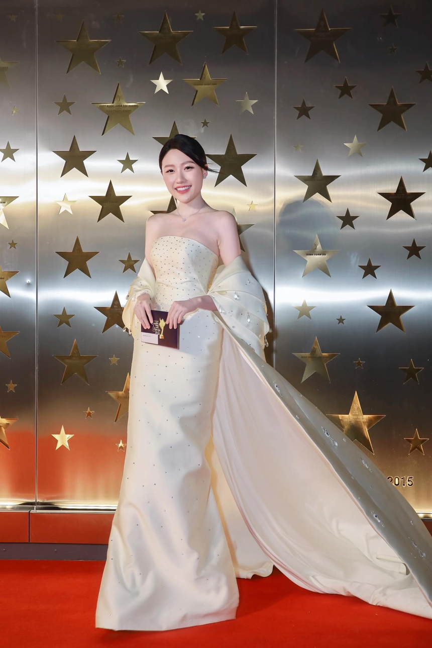 Em gái Trấn Thành ngày càng lên hương sắc vóc, khéo tôn dáng nhờ gu thời trang "đỉnh của chóp" - Ảnh 11.