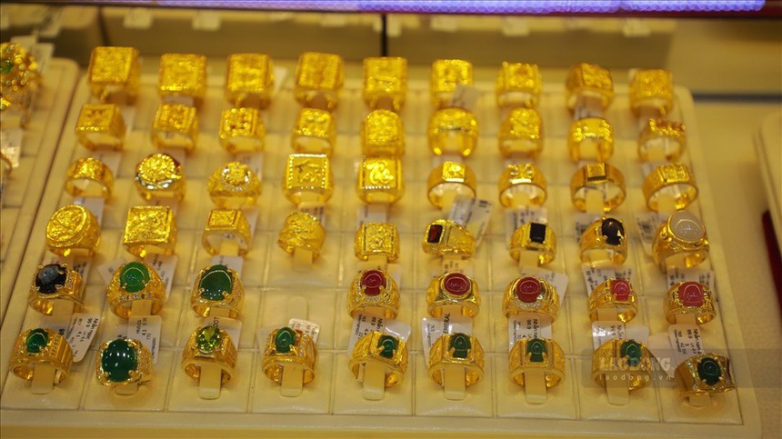 Giá vàng sáng 21/9 giảm nhẹ sau động thái Fed giữ nguyên lãi suất - Ảnh 1. Giá vàng sáng 21/9 giảm nhẹ sau động thái Fed giữ nguyên lãi suất - Ảnh 1.