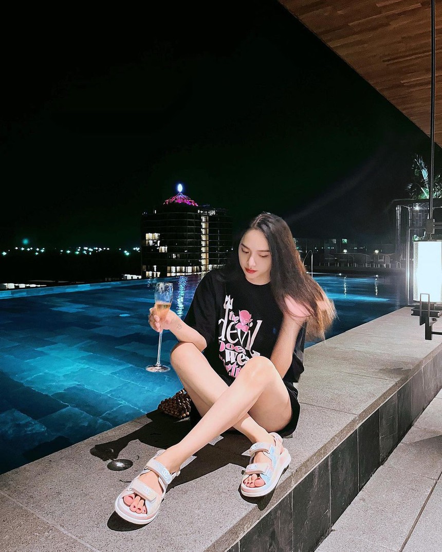 Gu thời trang du lịch đẹp "hết nước chấm" của Hương Giang - Ảnh 10.