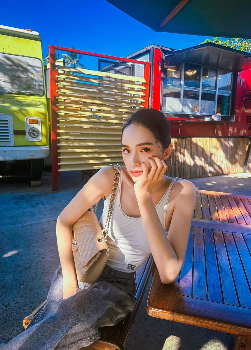 Gu thời trang du lịch đẹp "hết nước chấm" của Hương Giang - Ảnh 4.