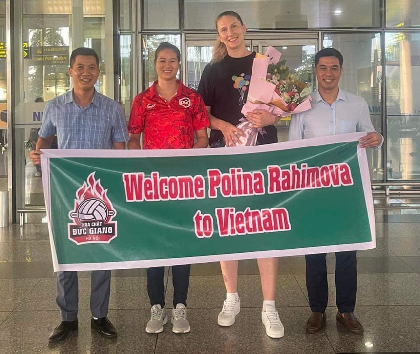 Polina Rahimova đến Việt Nam ngày 21/9, lập tức bắt tay vào tập luyện cùng đồng đội mới ở CLB Hóa Chất Đức Giang, chuẩn bị đánh vòng 2 giải VĐQG bóng chuyền nữ của Việt Nam