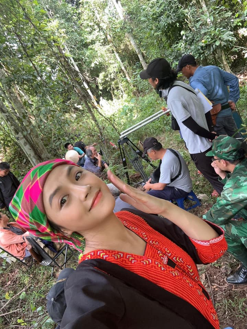 2 nữ chính phim giờ vàng: Thu Quỳnh được khen hợp vai, Hoàng Thùy Linh nhận bình luận trái chiều ngay tập 1 - Ảnh 1. 2 nữ chính phim giờ vàng: Thu Quỳnh được khen hợp vai, Hoàng Thùy Linh nhận bình luận trái chiều ngay tập 1 - Ảnh 1.