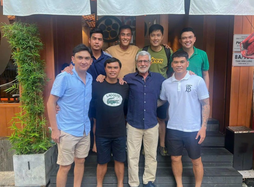 HLV Calisto và các danh thủ làm quen sân Thống Nhất vào chiều 23/9 - Ảnh 1.