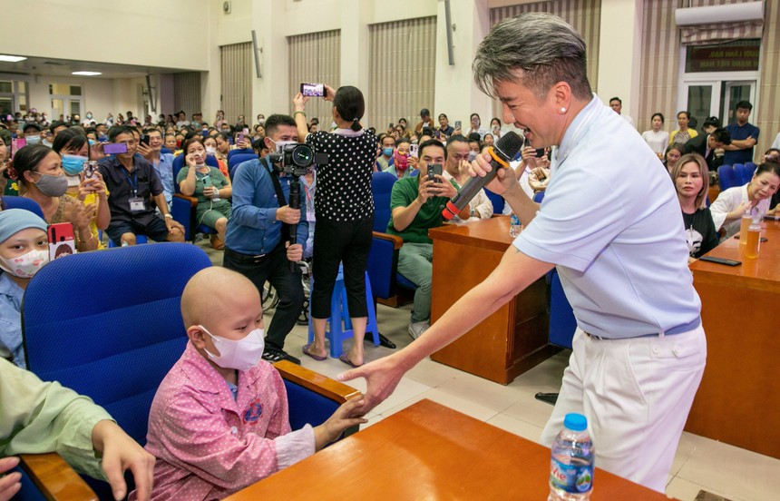 Đàm Vĩnh Hưng hát tặng các bệnh nhân ung thư Bệnh viện K3 Tân Triều nhân dịp Trung thu - Ảnh 3.