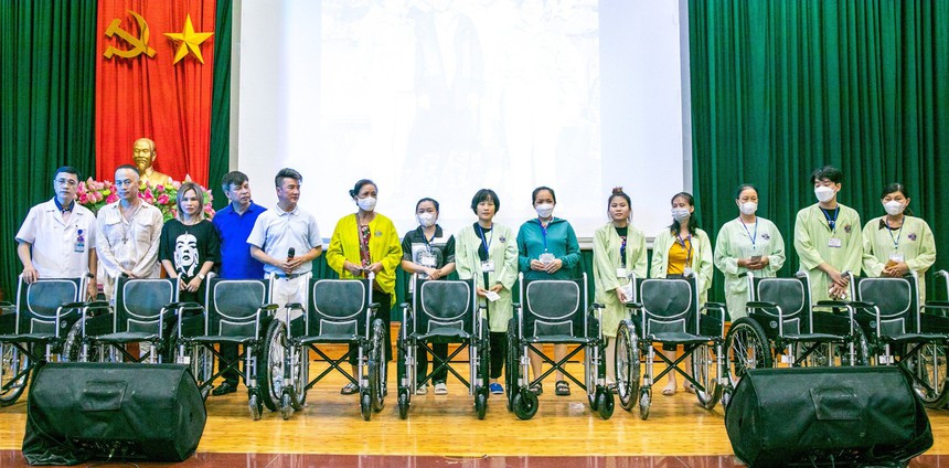 Đàm Vĩnh Hưng hát tặng các bệnh nhân ung thư Bệnh viện K3 Tân Triều nhân dịp Trung thu - Ảnh 5.