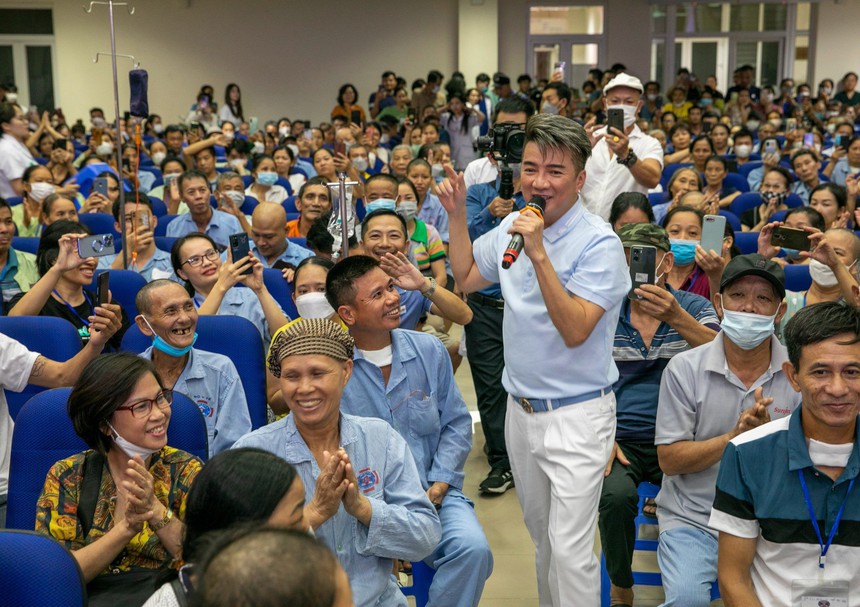 Đàm Vĩnh Hưng hát tặng các bệnh nhân ung thư Bệnh viện K3 Tân Triều nhân dịp Trung thu - Ảnh 6.