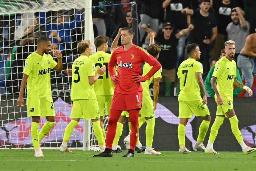 Juventus và Milan: Đua Scudetto kiểu gì thế này? - Ảnh 1. Juventus và Milan: Đua Scudetto kiểu gì thế này? - Ảnh 1.