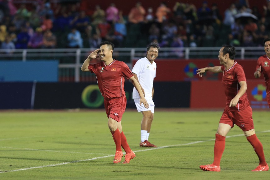Bóng lăn trong tuần: Tái hiện bàn thắng lịch sử trên sân Thống Nhất - Ảnh 1. Bóng lăn trong tuần: Tái hiện bàn thắng lịch sử trên sân Thống Nhất - Ảnh 1.