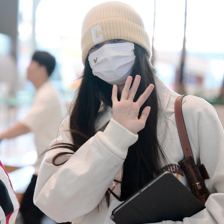 Lisa Blackpink sang Pháp diễn ở quán rượu 18+, lộ chi tiết khẳng định không tái ký hợp đồng - Ảnh 1.