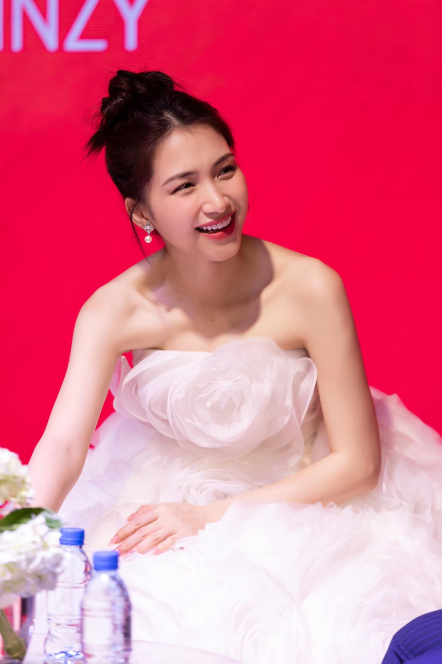 Hòa Minzy một mình nuôi con tất bật, nhan sắc vẫn lên hương vùn vụt - Ảnh 11. Hòa Minzy một mình nuôi con tất bật, nhan sắc vẫn lên hương vùn vụt - Ảnh 11.