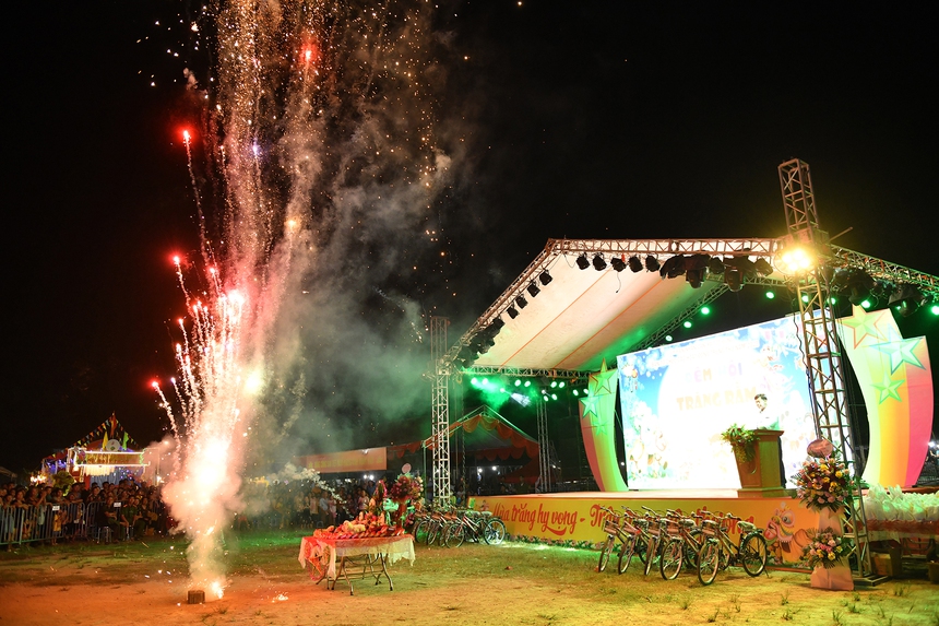 Hoa hậu Ban Mai tham gia hoạt động ý nghĩa nhân dịp tết Trung thu tại xã Tốt Động -Chương Mỹ - Ảnh 2.